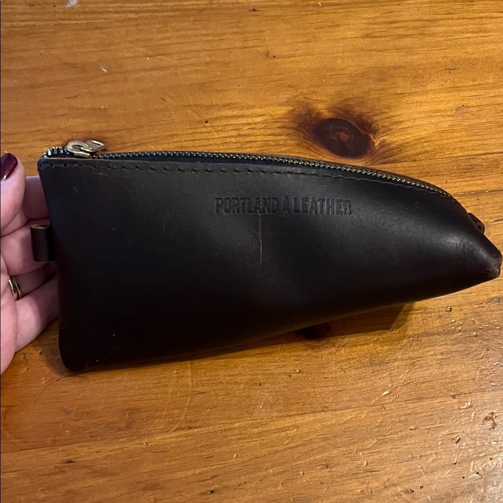 Portland Leather Alpine zippered pouch in Grizzly
